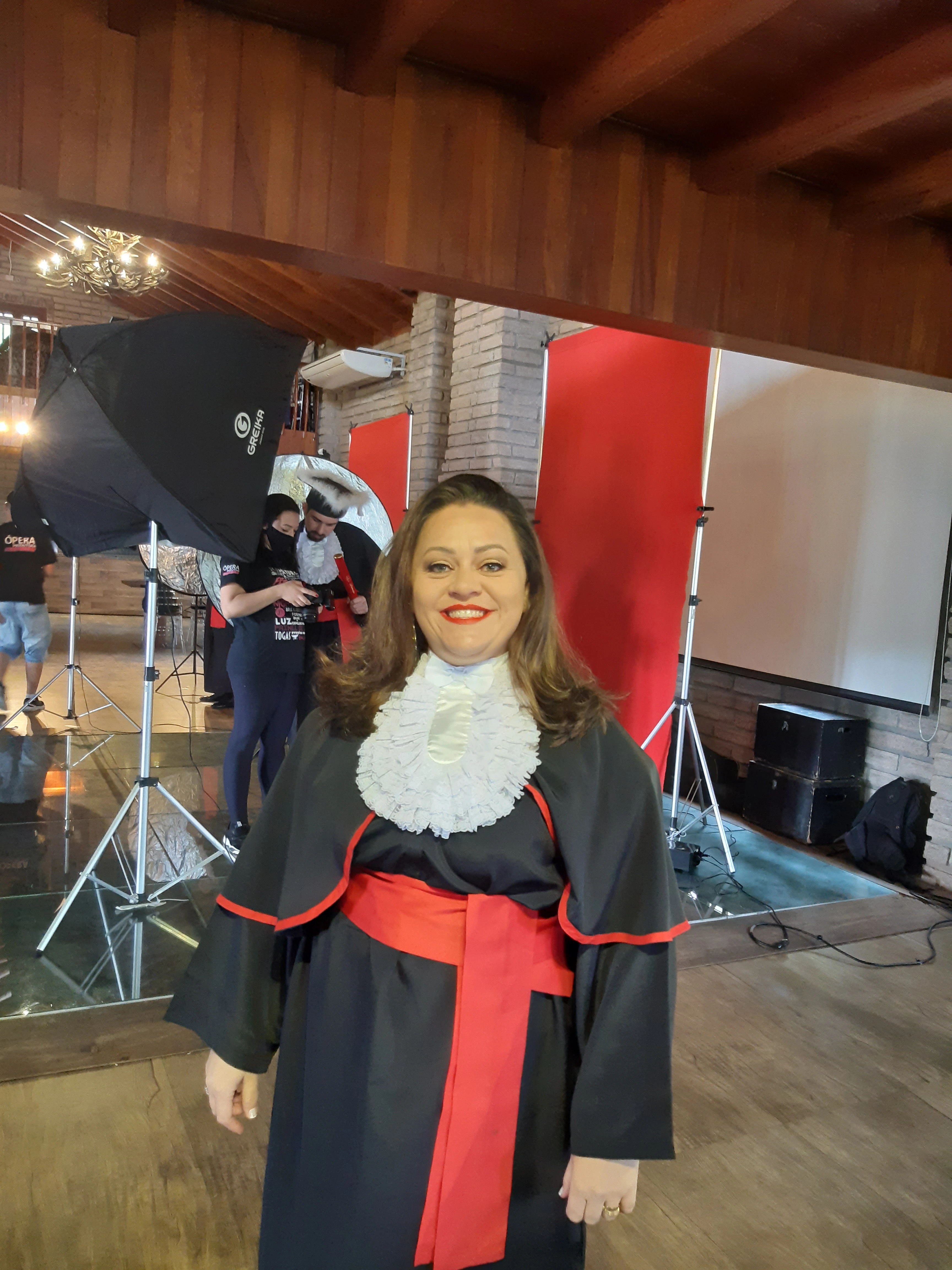 Dra. Manoela Silveira segurando diploma OAB RS